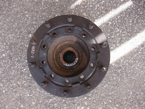 Ступица передняя под дисковые тормоза (старого образца) (безрезьбовая крышка)